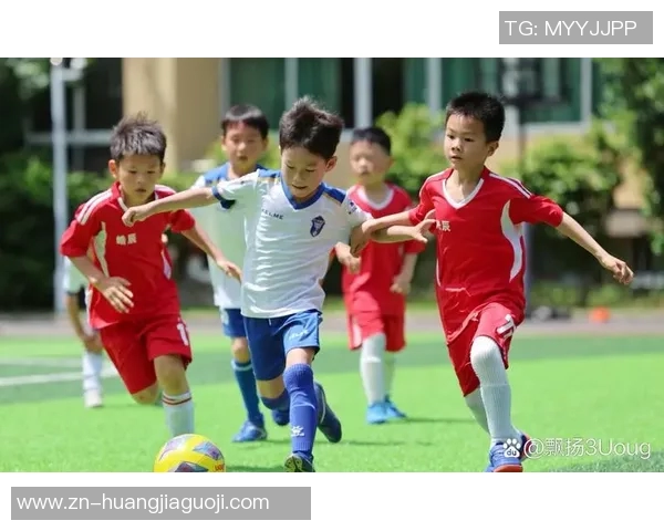 足球歌声响起激情四溢让我们一起为梦想拼搏奋进的旋律在绿茵场上回荡